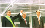 Fernando Henrique Cardoso recebe a faixa presidencial de Itamar Franco