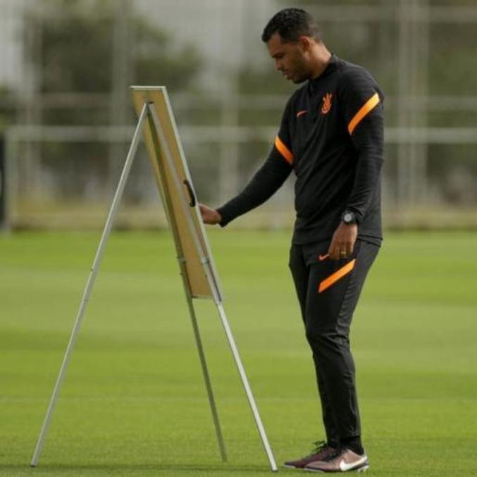 Fernando Lázaro vai comandar o treino desta quinta-feira (20)