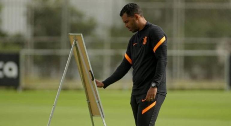 Fernando Lázaro tem uma dúvida para escalar o Corinthians
