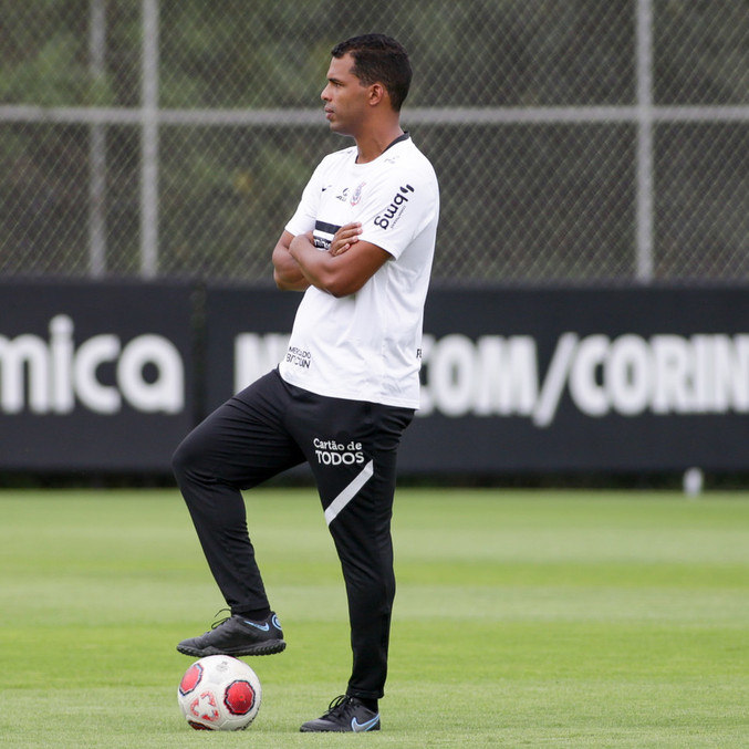 Fernando Lázaro comanda o Timão contra o Botafogo, em Ribeirão Preto