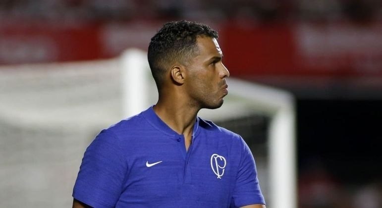 Fernando Lázaro não deve preservar jogadores contra o Santos