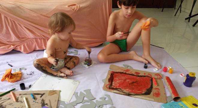 FeRio Grande do Norteando e Vinicius fazendo pinturas com tinta guache