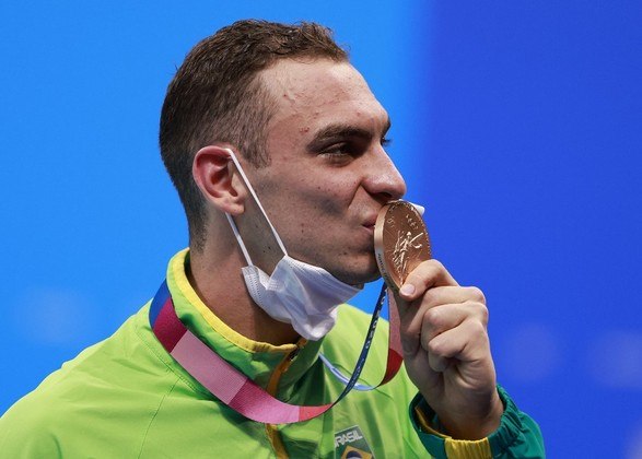 Gold medallist Britain's Tom Dean (C), silver medallist Britain's Duncan Scott (L) and bronze medallist Brazil's Fernando Scheffer (R) pose with their medals on the podium of the final of the men's 200m freestyle swimming event during the Tokyo 2020 Olympic Games at the Tokyo Aquatics Centre in Tokyo on July 27, 2021.
Attila KISBENEDEK / AFP