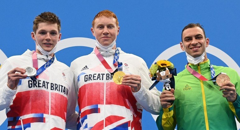 Tom Dean (prata), Duncan Scott (ouro) e Fernando Scheffer (bronze) no pódio dos 200m livre