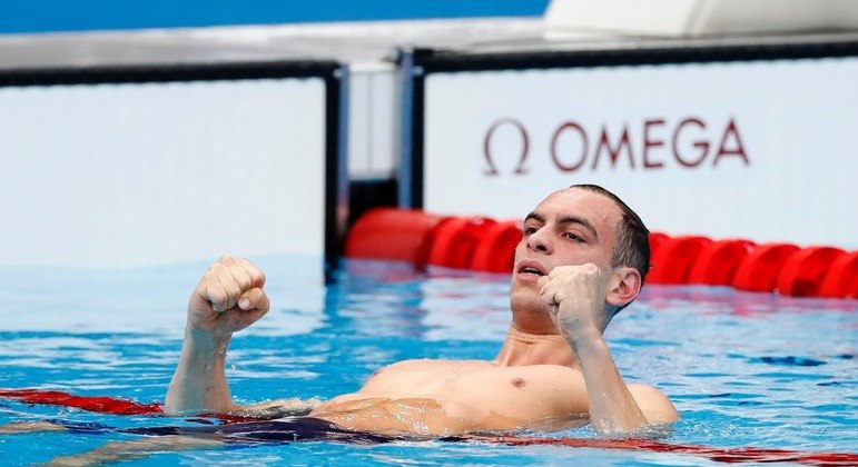 Fernando Scheffer comemora medalha de bronze nos 200m livre em Tóquio