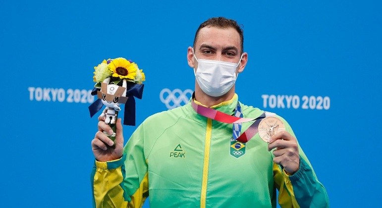 Fernando Scheffer mostra a medalha de bronze nos 200m livre 