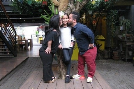 Vigui (com a mulher e a filha) foi vítima de atos grotescos (Eduardo Marini/R7)