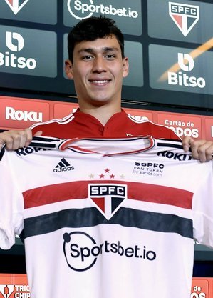 Ferraresi posa com a camisa do São Paulo em sua apresentação
