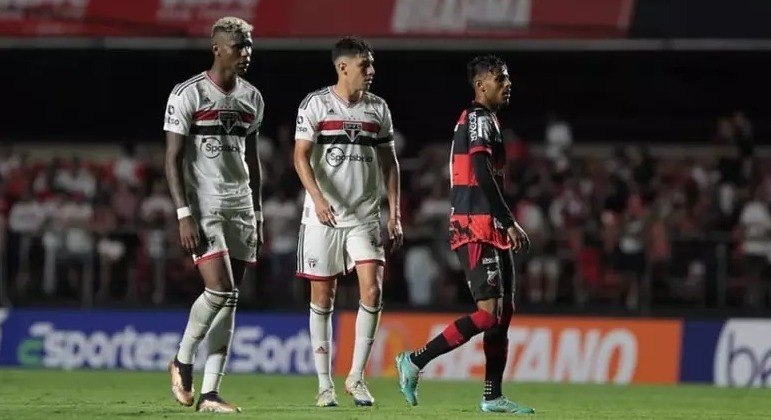 Arboleda e Ferraresi como dupla de zaga no jogo diante do Ituano