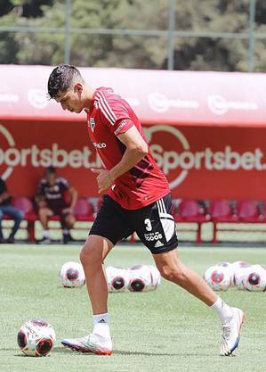 Ferraresi em treino pelo São Paulo