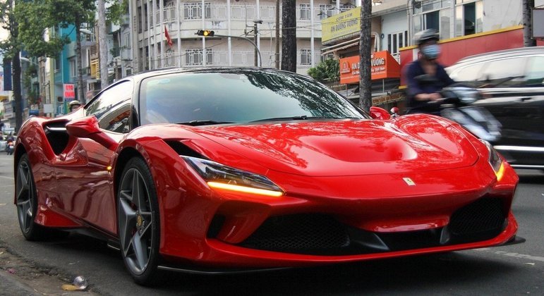 Ferrari anunciou a suspensão da produção de veículos para o mercado russo