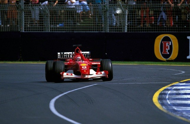 Mais um colecionador fã de Fórmula 1 e de Michael Schumacher poderá adicionar à coleção um monoposto vitorioso do alemão. A casa de leilão Sotheby’s Seal anunciou que a Ferrari F2001b, usada na temporada de 2002 quando o ex-piloto conquistou o pentacampeonato, será vendida por mais de R$ 50 milhões. O evento será em Monterrey, nos Estados Unidos, entre os dias 16 e 18 de agosto