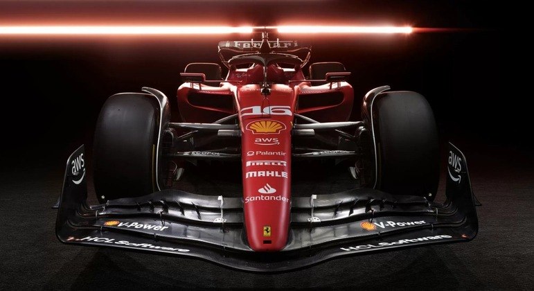 O carro apresenta mais detalhes em preto, se comparado ao monoposto de 2023. A asa traseira é preta, com o nome da equipe, e existem partes com fibra de carbono aparente