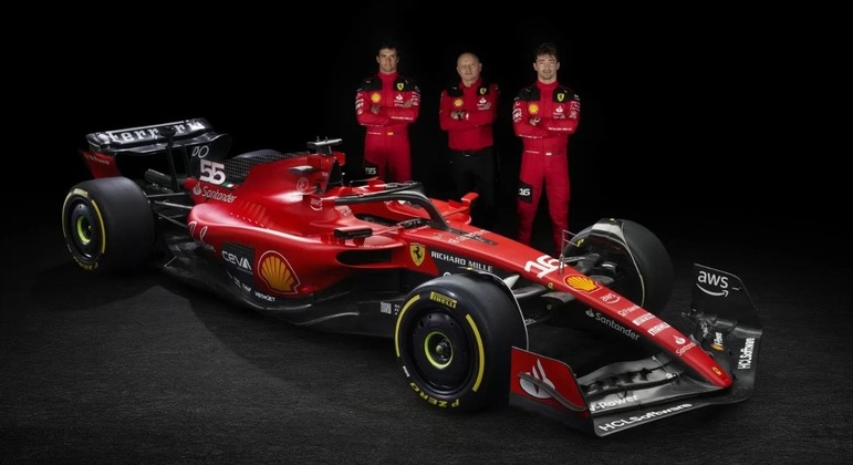 A escuderia italiana Ferrari lançou o carro que será pilotado por Charles Leclerc e Carlos Sainz neste ano