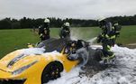 Bombeiros tiveram que apagar o incêndio que destruiu uma Ferrari caríssima. O veículo entrou numa espécie de 