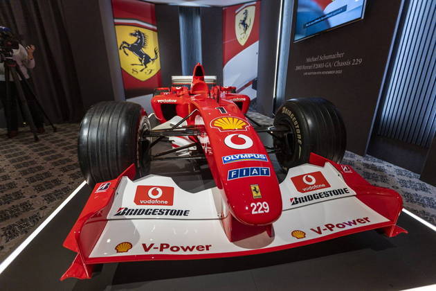 Um carro da Ferrari usado por Michael Schumacher em cinco vitórias durante a temporada de 2003 da Fórmula 1, na qual o alemão se sagrou campeão, será leiloado na próxima semana em Genebra