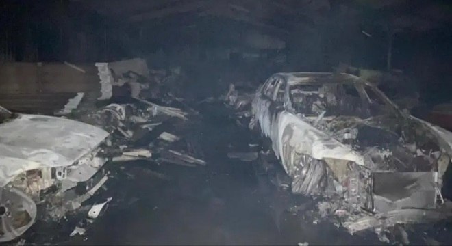 A mídia local acredita que um dos veículos destruídos valia cerca de R$ 20 milhões