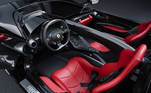 O design do interior, nas cores tradicionais da Ferrari, foi feito focando especificamente no assento do motorista