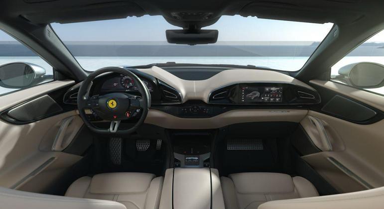 Interior do Ferrari Purosangue tem ampla central multimídia para o passageiro