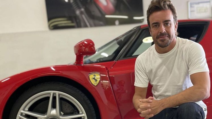 O espanhol foi piloto da Ferrari de 2010 a 2014 e tem um carro para recordar o período. Na coleção, ele tem uma Ferrari 599 GTB Fernando Alonso Edition, que vale mais de R$ 1,5 milhão e tem apenas 40 unidades, e um Maserati GranCabrio (R$ 803 mil). De presente da Alpine, sua antiga equipe, ganhou um Alpine A110S, de R$ 419 mil