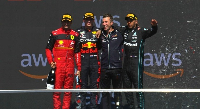 Red Bull X Ferrari X MercedesNo fim de 2022, quando a Mercedes melhorou o desempenho e conseguiu estabelecer boas batalhas contra a Red Bull e a Ferrari. No início da temporada de 2023, é esperado que as três equipes continuem a dominar as melhores posições