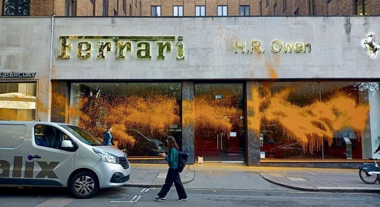 Ativistas ambientais jogam tinta laranja em concessionárias de carros de luxo em Londres