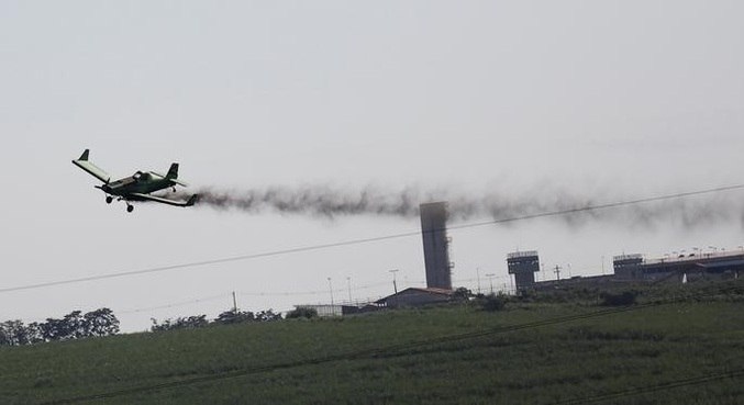 Aeronave pulveriza fertilizante em canavial em Piracicaba 