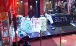 Suitx Music na área! Pioneiros em Color Drums, o grupo agitou a festa em homenagem a Shanghai e colocaram os peões para dançar