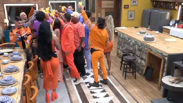 E foi assim, em clima de muita dança, emoção e tretas que a primeira festa de A Fazenda 15 aconteceu!Gostou dessa prévia?  A Fazenda 15 vai ao ar todos os dias, a partir das 22h30, na tela da Record TV. Acompanhe o R7.com e as redes sociais para ficar por dentro de todas as novidades! Assine o PlayPlus para acessar as câmeras 24h e aproveite para ficar por dentro de todas as novidades no grupo do WhatsApp do reality
