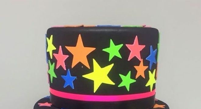 festa anos 80 - bolo de andar com estrelas neon 