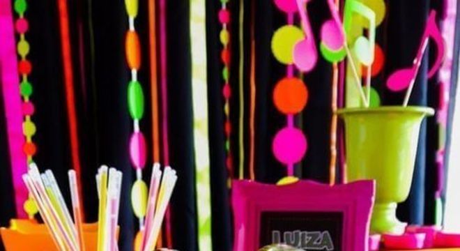 festa anos 80 - doces de festa neon 