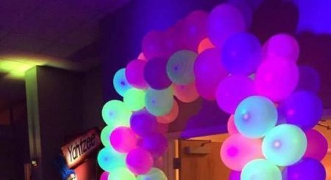 festa anos 80 - entrada de festa neon 