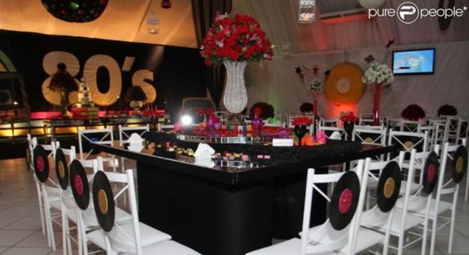 festa anos 80 - mesa de convidados 