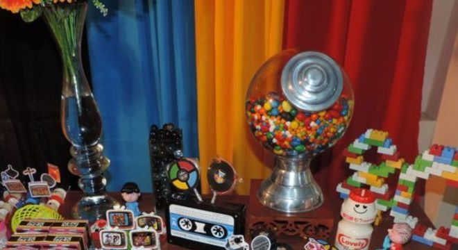 festa anos 80 - mesa de festa com doces 