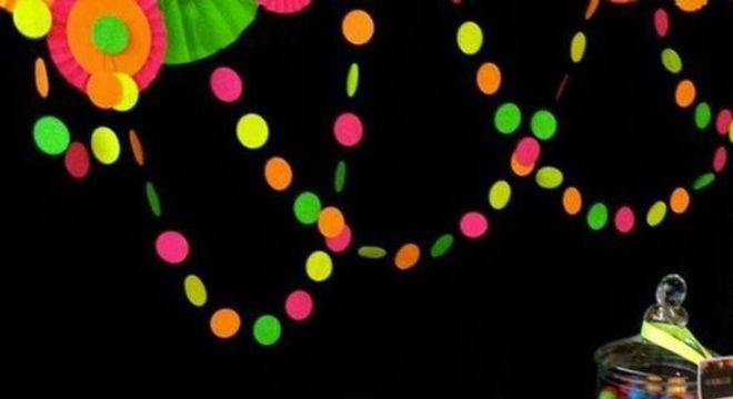 festa anos 80 - mesa de festa com doces neon 