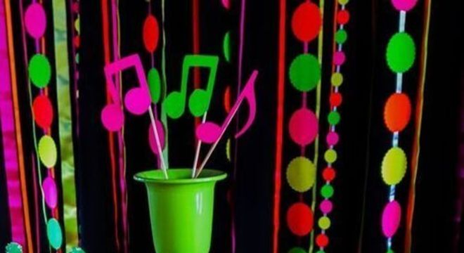 festa anos 80 - mesa de festa neon 