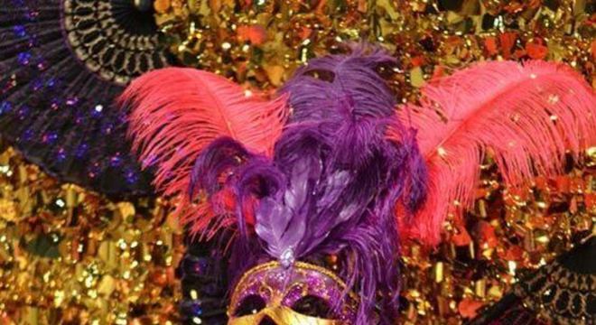 Festa baile de máscaras com decoração colorida