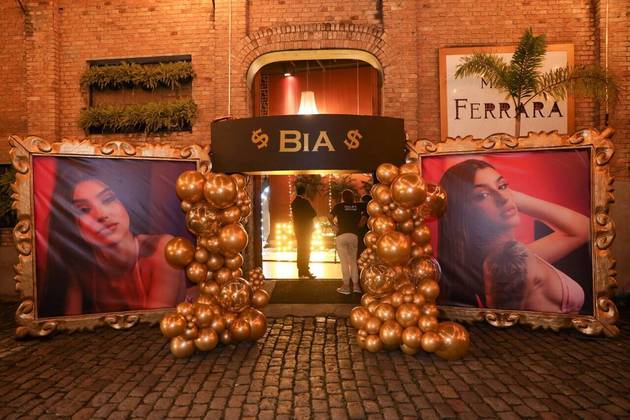 A fachada da mansão onde aconteceu a festa tinha bexigas douradas, o nome e duas fotos gigantes de Bia emolduradas em porta-retratos dourados