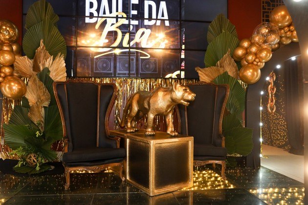 A decoração teve até uma imitação do Touro de Ouro, que fica em frente à Bolsa de Valores de São Paulo e, por sua vez, imita o Touro de Bronze de Wall Street, em Nova York