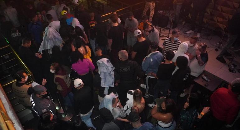 No bairro do Limão, pelo menos 169 se aglomeram em outra festa