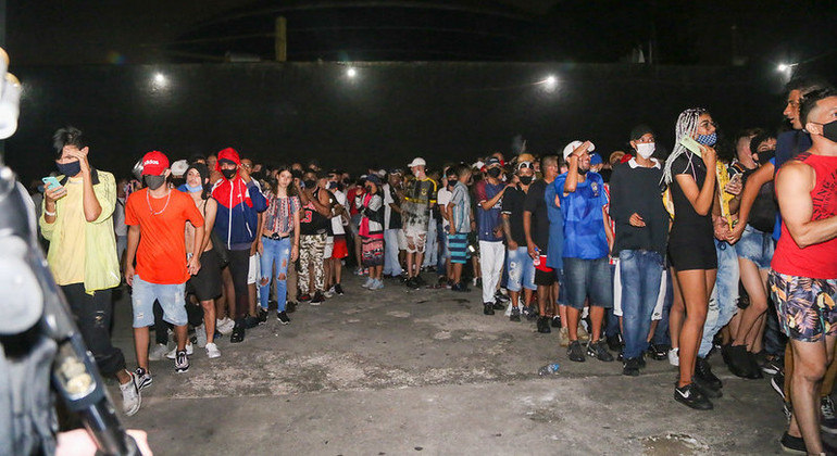 Polícia flagra festa clandestina com 400 pessoas na zona sul de SP e dispersa jovens