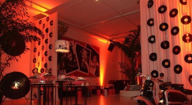 Festa com decoração anos 60 disco