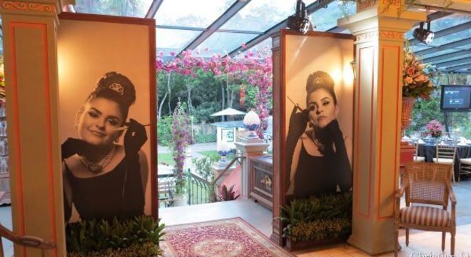 Festa com decoração anos 60 inspirada 