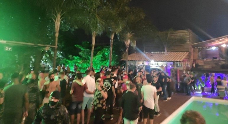 Festa com 400 pessoas tinha shows em um bar de Contagem (MG) e foi encerrada pela polícia