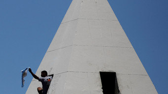 Partido en Argentina tiene invasión del obelisco, detenciones y hinchas heridos – fútbol