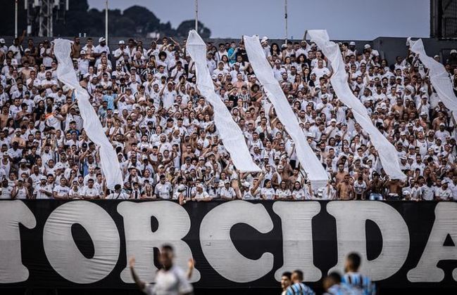 Mais de 12 mil torcedores foram até a Vila Belmiro e empurraram o Santos para a vitória de virada sobre o Grêmio
