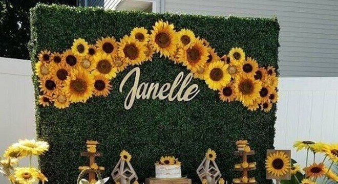 Festa de 15 anos tema girassol com painel feito com folhagens