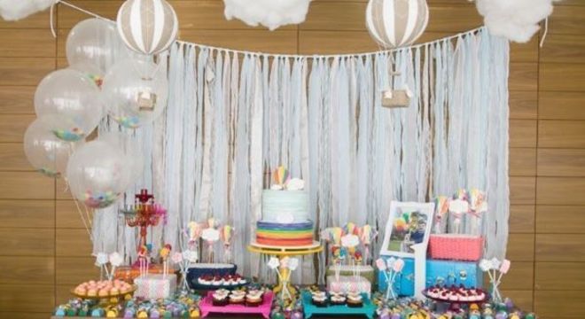 Festa de aniversário com cortina de papel crepom