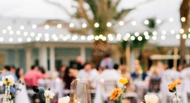 festa de casamento ao ar livre com cadeiras decoradas