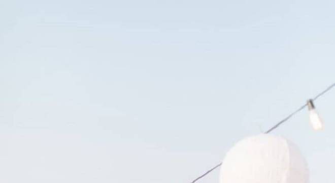 festa de casamento ao ar livre decorada com arranjo de flores brancas